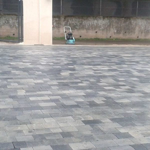 Chantier terminé d'un pavage en pavés anthracite